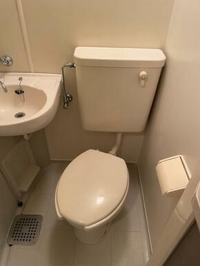 白を基調とした空間で清潔感のあるトイレです♪