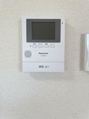 訪問者がひと目でわかるモニター付きインターホン完備！