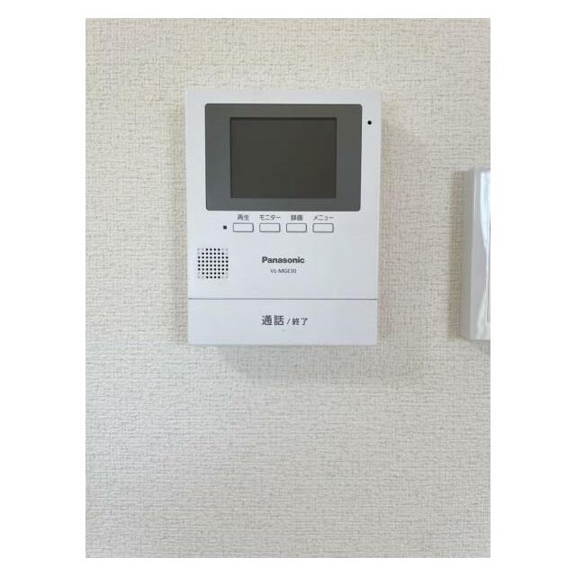 訪問者がひと目でわかるモニター付きインターホン完備！