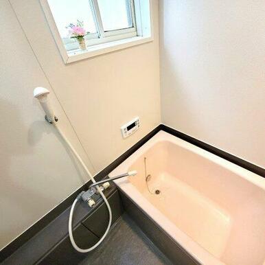バスルームに換気の窓があるのは湿気がこもらず人気です。