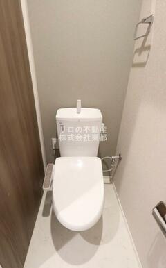 白基調で清潔感のあるトイレです♪