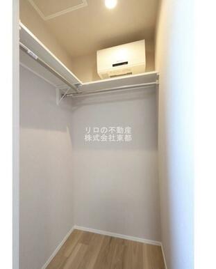 奥行のあるウォークインクローゼットならお荷物多い方でも安心☆