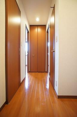 各室扉・収納折戸と床フローリングは木目調で統一され落ち着きのある空間を演出。