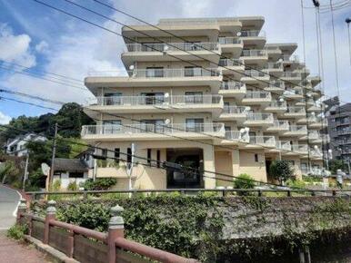 錦江湾を面前に堂々とした佇まいの外観です。 令和７年３月現在、大規模修繕中でさらに綺麗な外観になりま