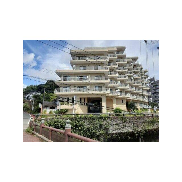 錦江湾を面前に堂々とした佇まいの外観です。 令和７年３月現在、大規模修繕中でさらに綺麗な外観になりま