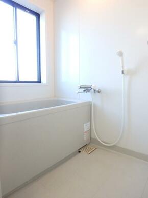 窓付で換気十分な浴室