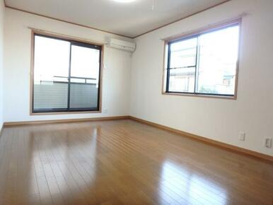 窓が多いお部屋です