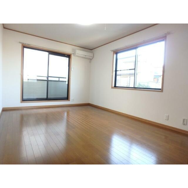 窓が多いお部屋です