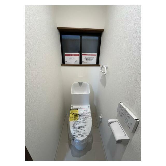 トイレ新品交換しております。