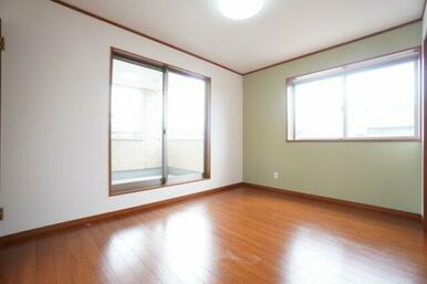 2階6帖洋室。こちらはバルコニーがあるお部屋です！主寝室として使ってもいいですね♪