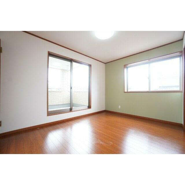 2階6帖洋室。こちらはバルコニーがあるお部屋です！主寝室として使ってもいいですね♪