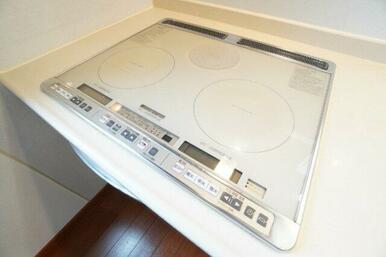 お掃除が楽なＩＨコンロです。火を使わない安心感もあります。凹凸がないのでお手入れ楽々です。