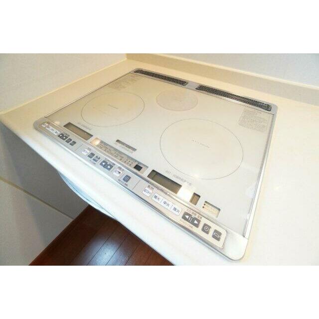 お掃除が楽なＩＨコンロです。火を使わない安心感もあります。凹凸がないのでお手入れ楽々です。