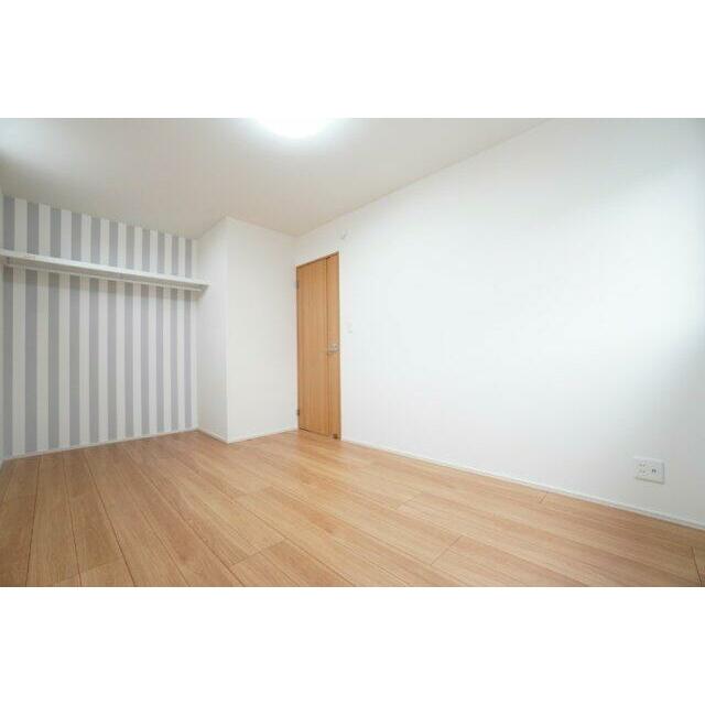 2階7帖洋室。オープンクローゼットはお部屋の広さを最大限に使用できます。※類似物件の参考画像です。