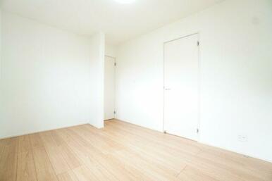 2階6帖洋室。8帖洋室とドアで繋がっているため、ご夫婦の収納部屋としても。※類似物件の参考画像です。