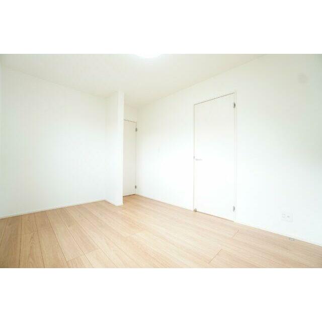 2階6帖洋室。8帖洋室とドアで繋がっているため、ご夫婦の収納部屋としても。※類似物件の参考画像です。
