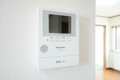 モニター付きインターホン。防犯面を考えれば必須の設備です。