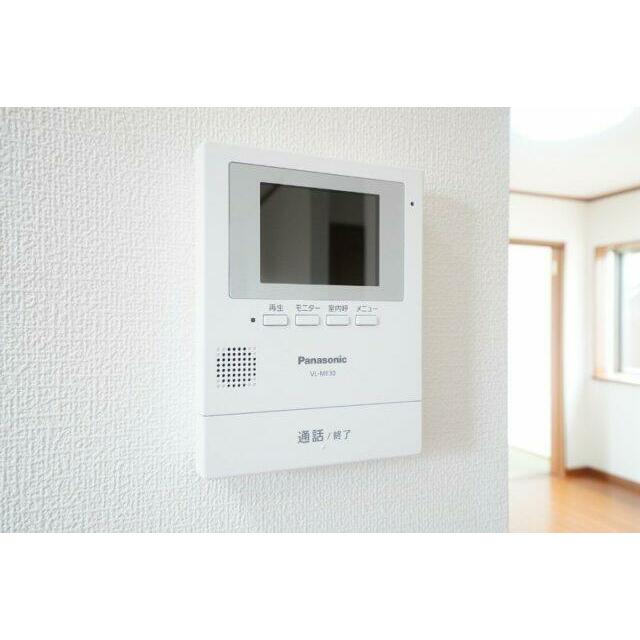 モニター付きインターホン。防犯面を考えれば必須の設備です。