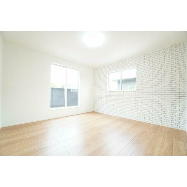 2階8帖洋室。バルコニーがあるお部屋です。※類似物件の参考画像です。