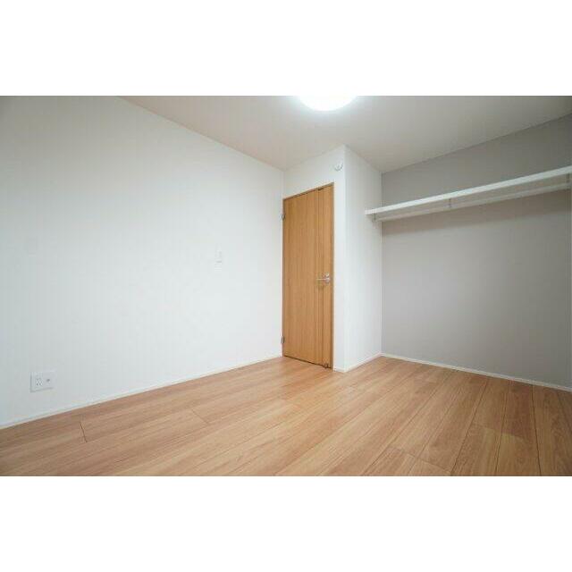 2階5.5帖洋室。アクセントクロスを採用、部屋の印象を変える役割があります。※類似物件の参考画像です