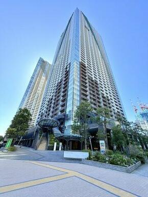 「中央区のウォーターフロント」という立地に佇む地上58階建て都内最大規模の制震構造のタワーマンション